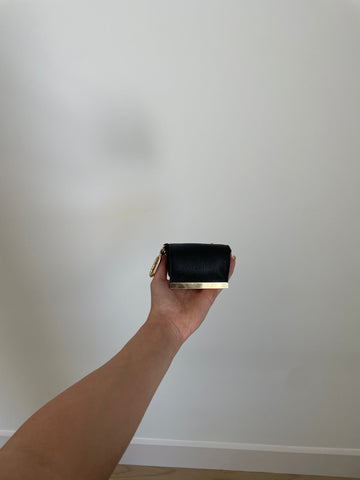 Zusammengefaltete schwarze Varelli Tasche in einer Hand